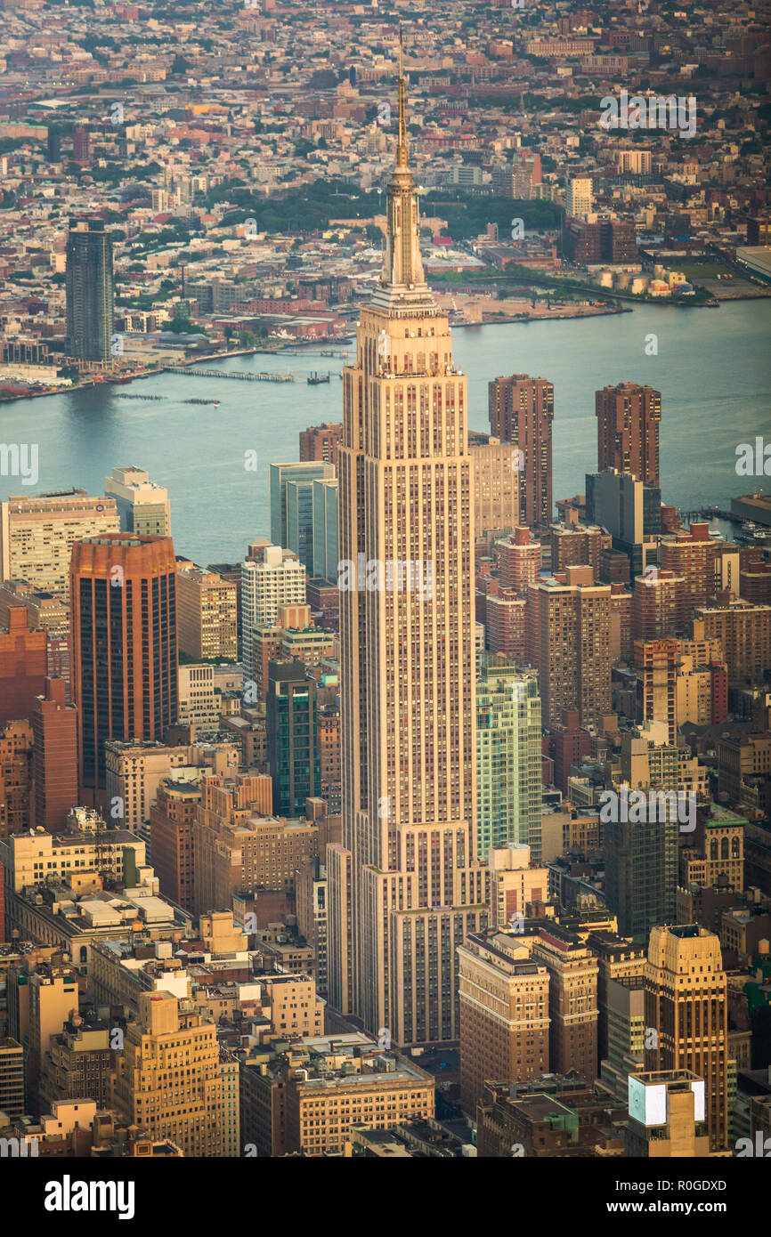 New York, NY / STATI UNITI D'AMERICA - Agosto 07 2018: Empire State Building vista aerea Foto Stock