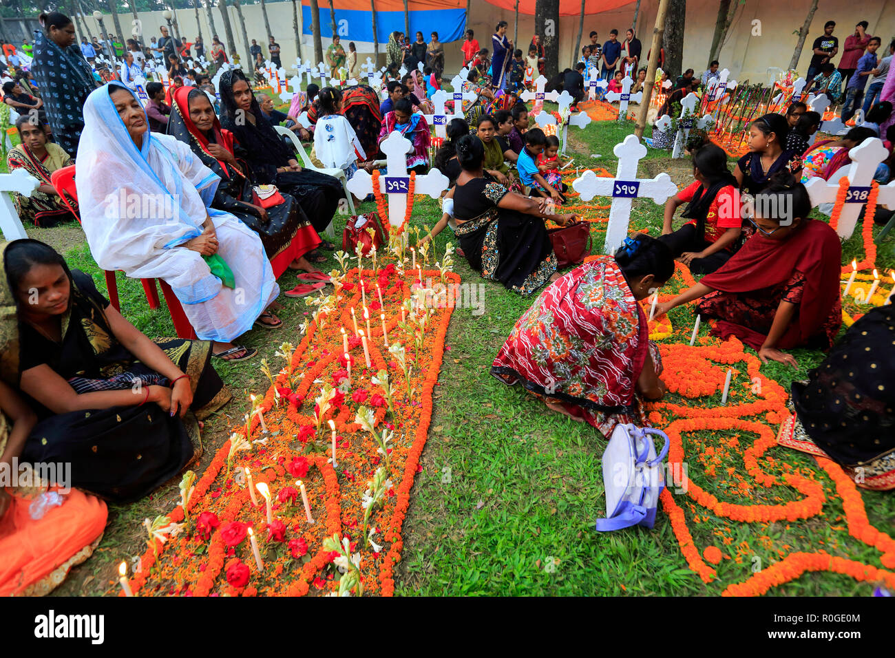 I cristiani accendono le candele a San Giovanni la chiesa del cimitero di Gazipur segnando il giorno della commemorazione di tutti i defunti. I cattolici osservare Nov 2 come il giorno della commemorazione di tutti i defunti, una d Foto Stock