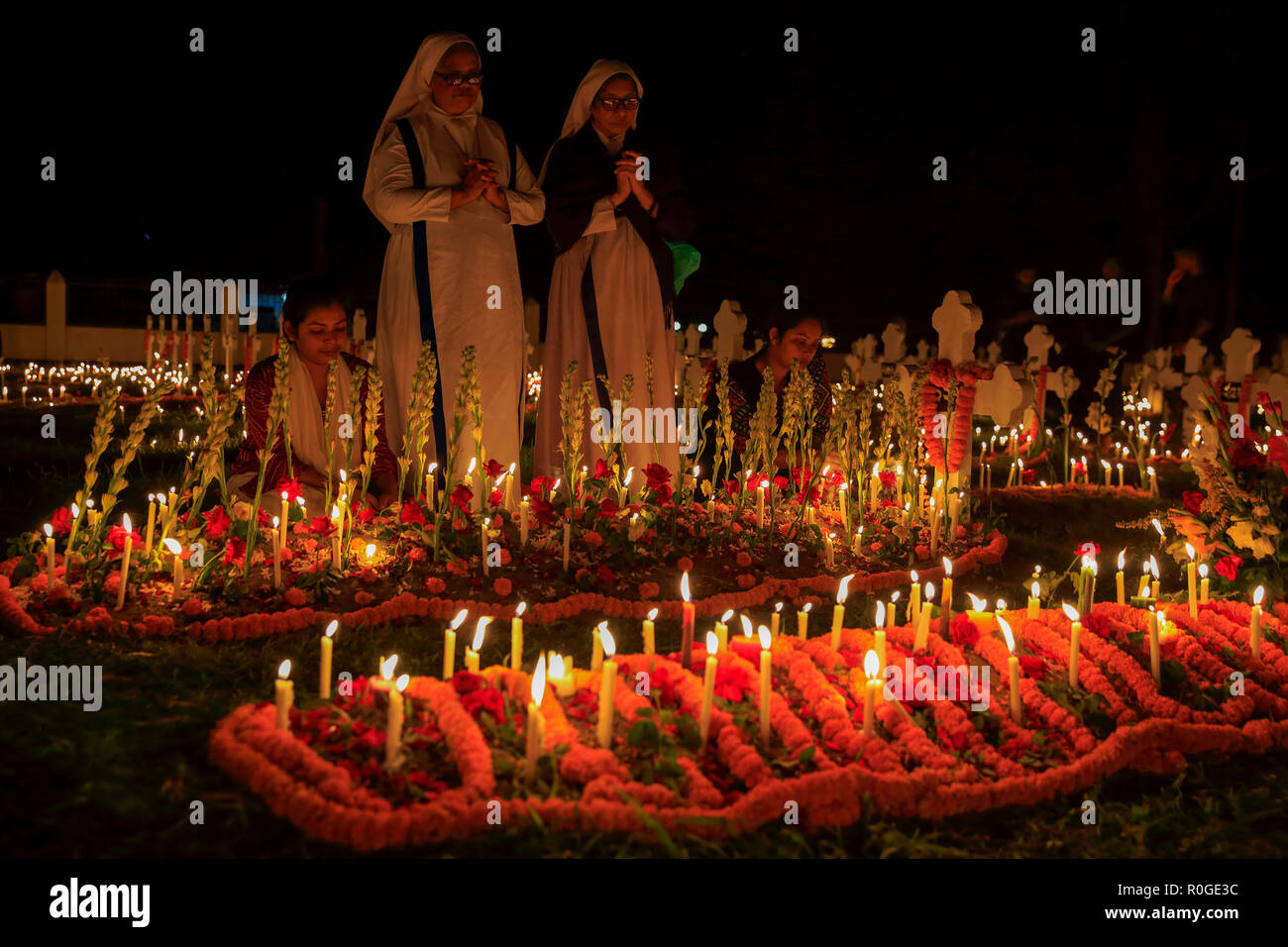 I cristiani accendono le candele a San Giovanni la chiesa del cimitero di Gazipur segnando il giorno della commemorazione di tutti i defunti. I cattolici osservare Nov 2 come il giorno della commemorazione di tutti i defunti, una d Foto Stock