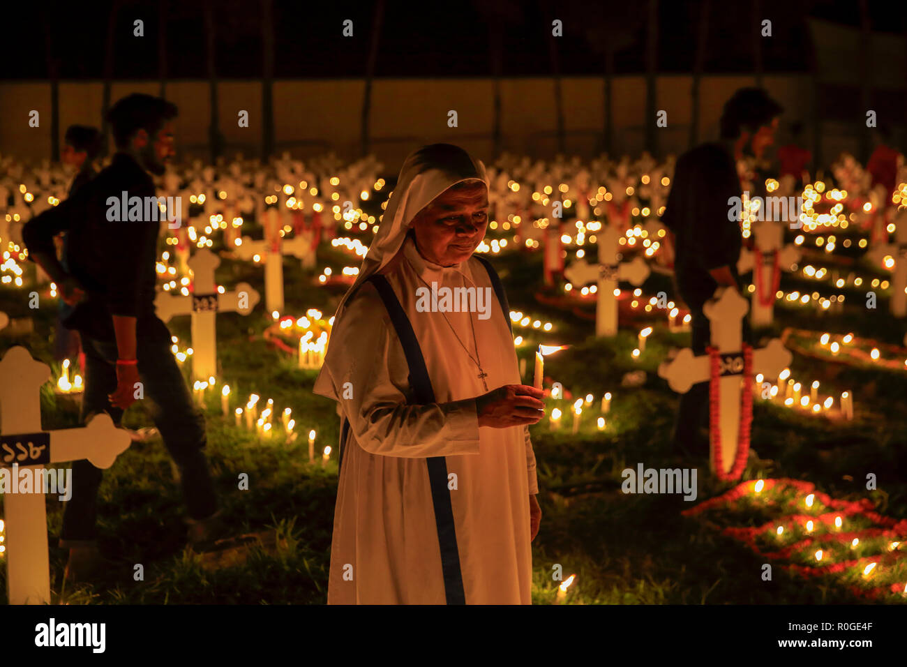 I cristiani accendono le candele a San Giovanni la chiesa del cimitero di Gazipur segnando il giorno della commemorazione di tutti i defunti. I cattolici osservare Nov 2 come il giorno della commemorazione di tutti i defunti, una d Foto Stock