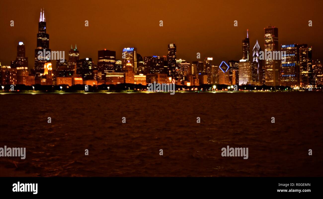 Sullo skyline di Chicago è uno dei più alti dall'alto nel mondo, vanta di 4 dei suoi più alti grattacieli in USA. Esposizione a lungo è stato utilizzato su foto notturne. Foto Stock