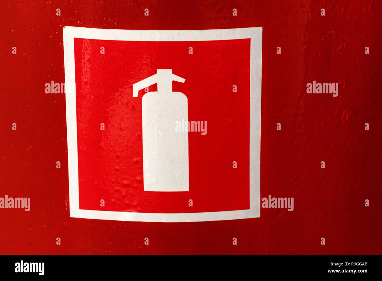Simbolo Estintore Sulla Parete Rossa Vicino Foto Stock Alamy