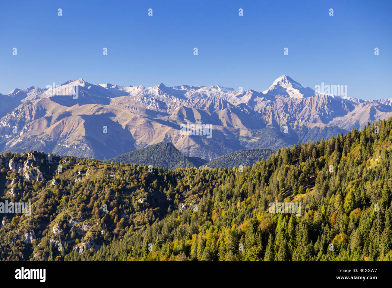 Le montagne del nord Italia come aseen da Tremalzo Foto Stock