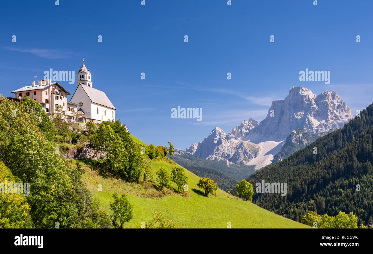 Piccola chiesa di Santa Lucia Dolomiti, Italia Foto Stock