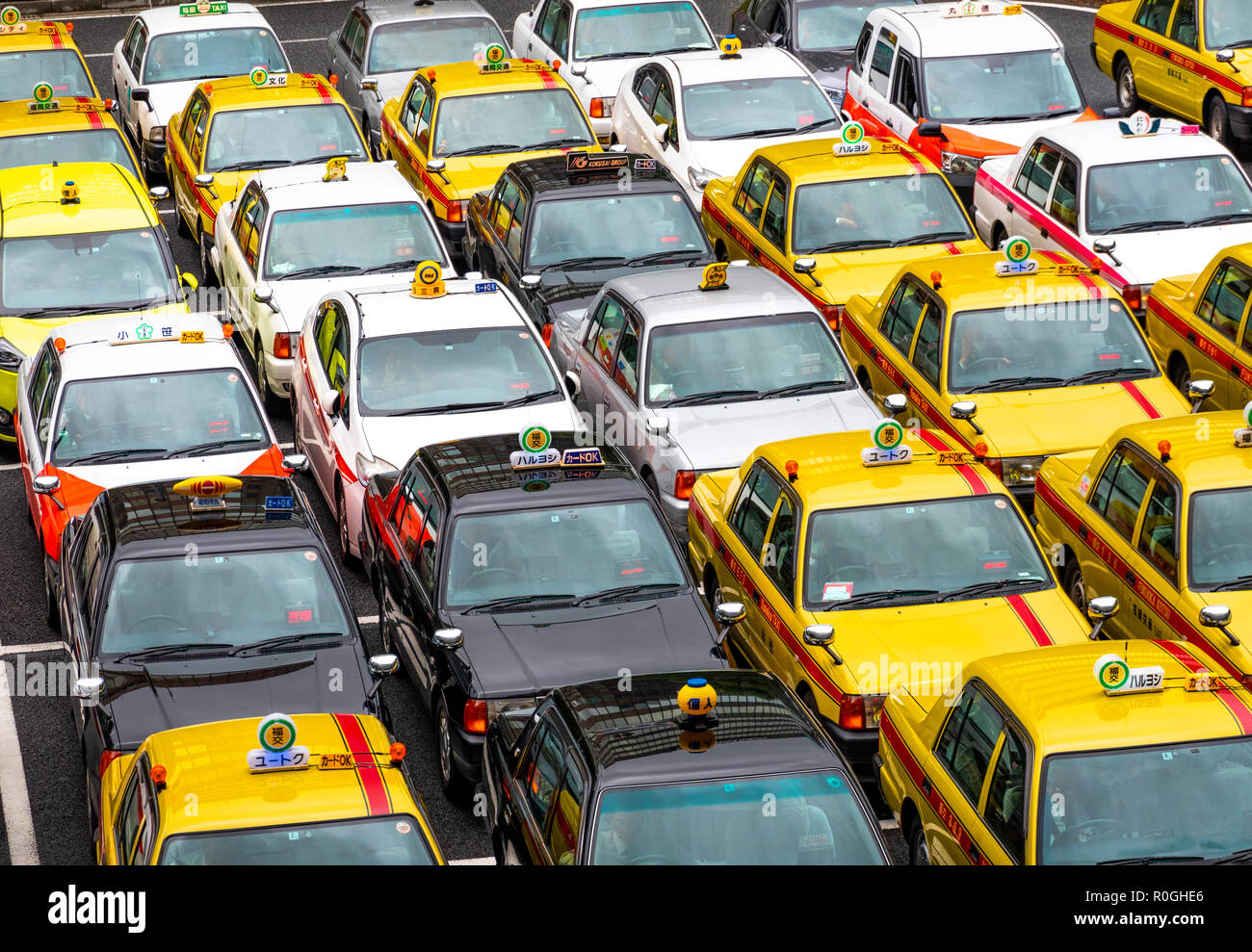 Giapponese i taxi di fronte Fukuoka e la Stazione di Hakata di attesa per i passeggeri. Foto Stock