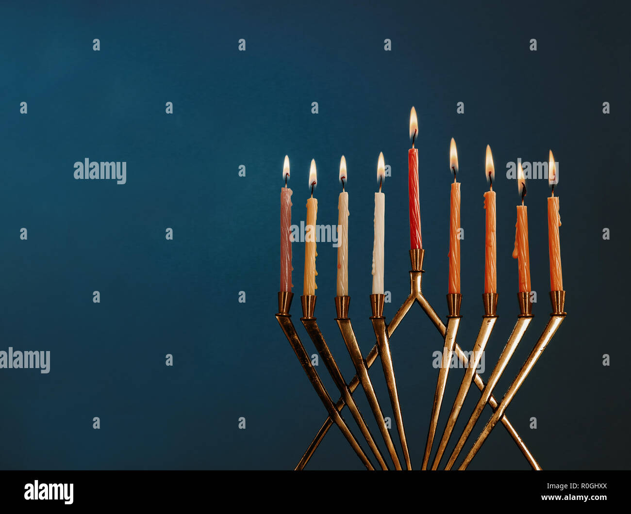 Hanukkah menorah con candele per chanukah celebrationon sfondo nero Foto Stock
