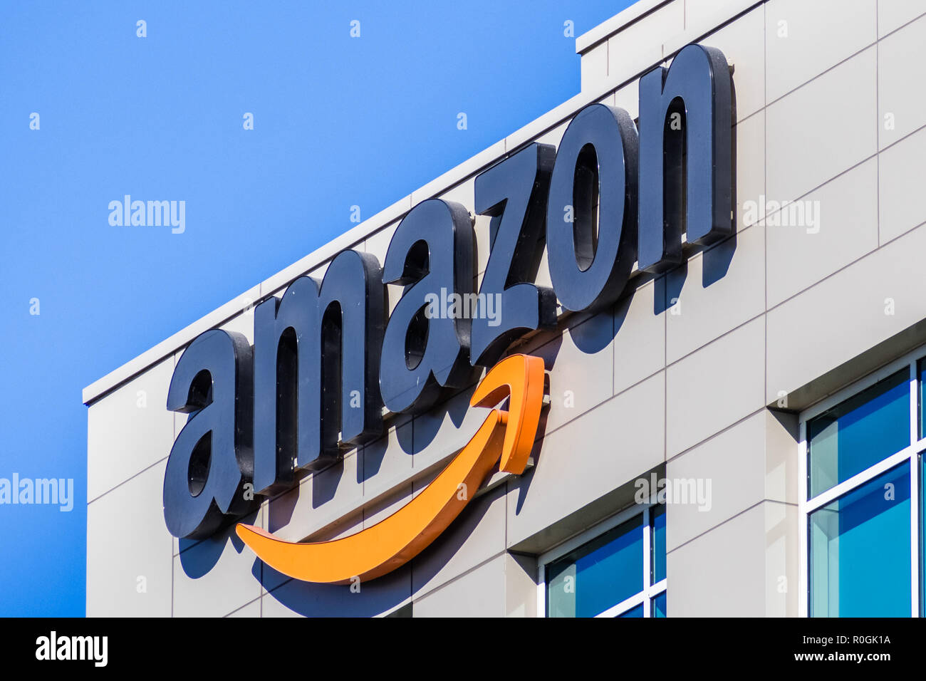 2 novembre 2018 Sunnyvale / CA / STATI UNITI D'AMERICA - logo Amazon sulla facciata di uno dei loro edifici di uffici situati nella Silicon Valley, San Francisco Bay Area Foto Stock
