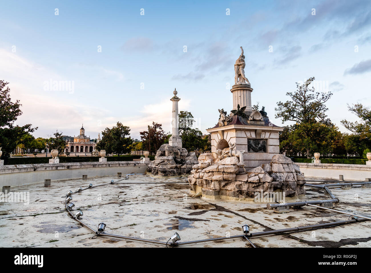 Aranjuez, Spagna - 20 Ottobre 2018: la fontana di Ercole e Anteo nel Palazzo Reale di Aranjuez All'alba. Si tratta di una residenza del Re di Spagna aperto Foto Stock
