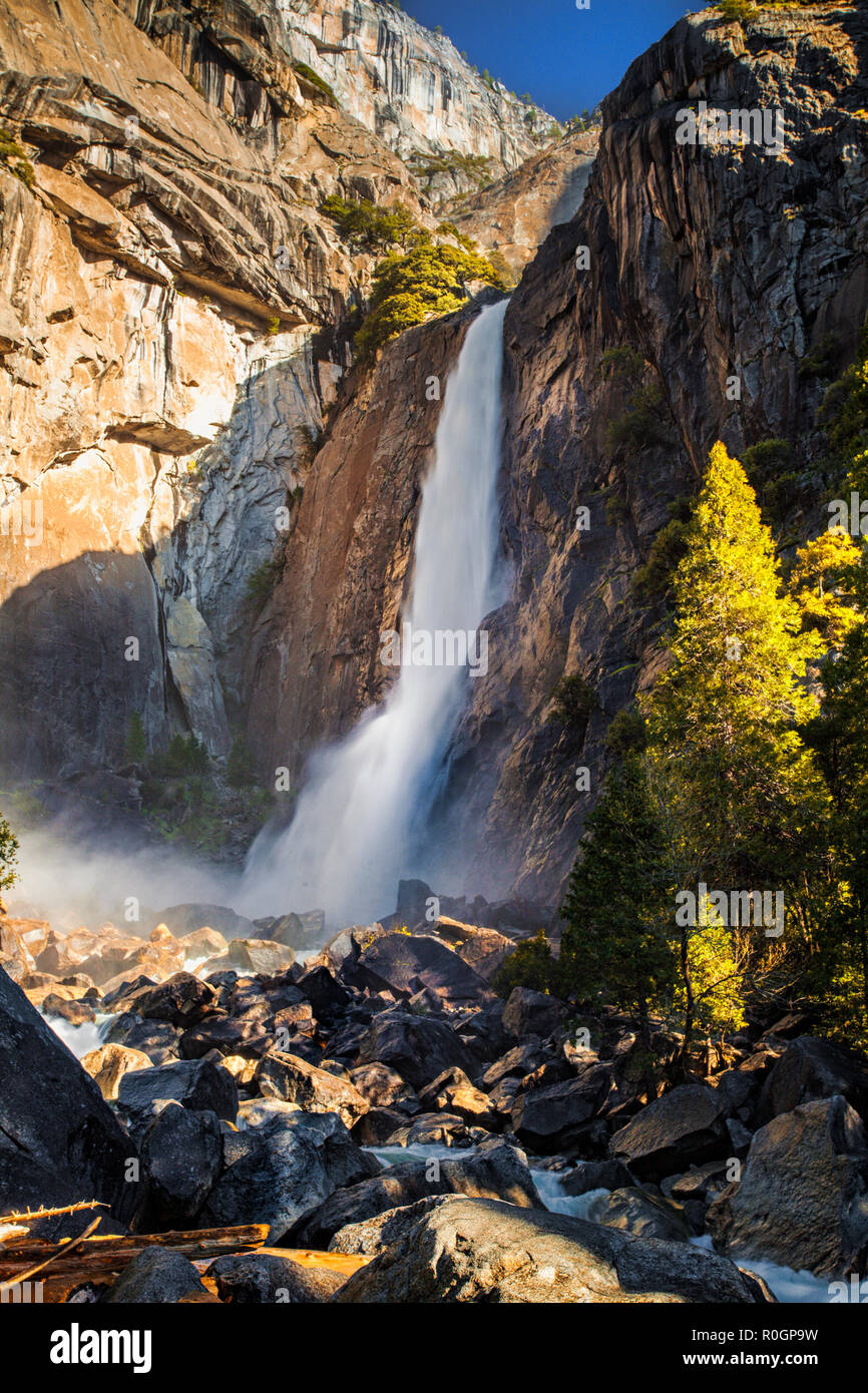 Rainbow in basso a Yosemite Falls Foto Stock