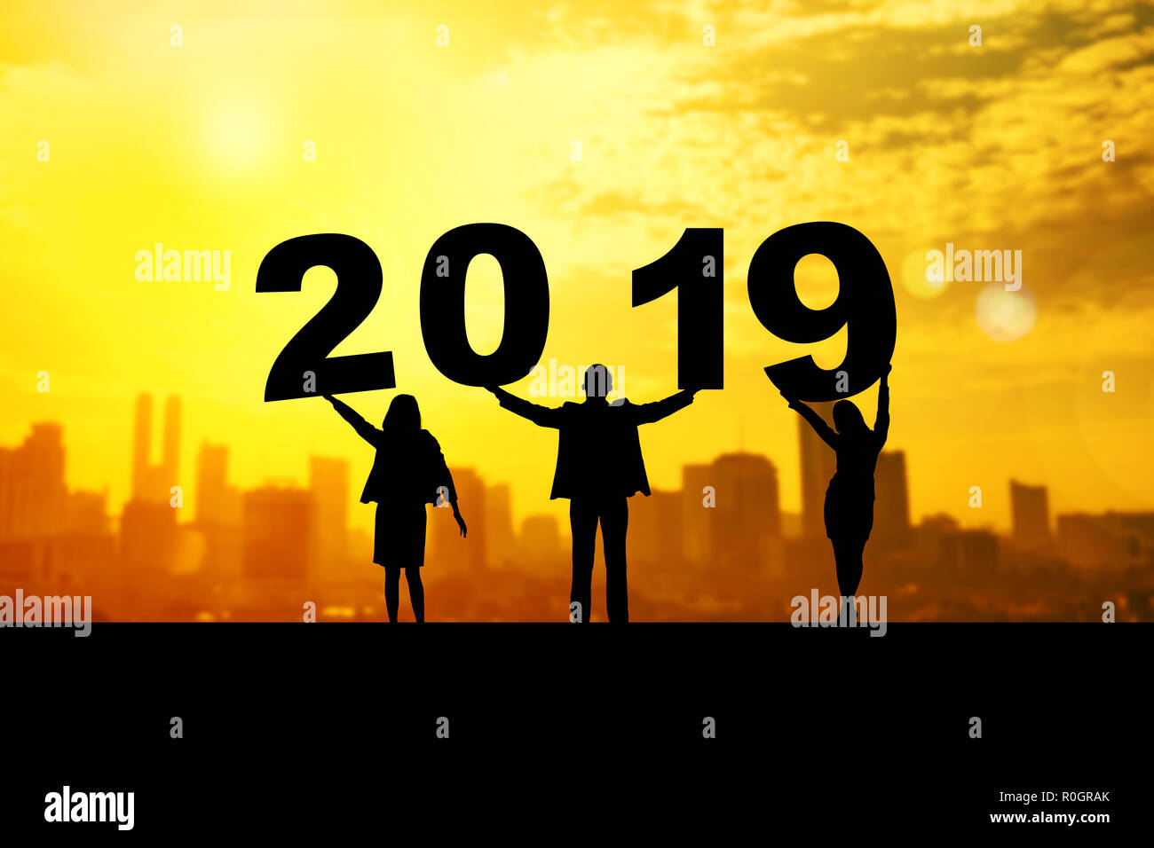 Silhouette di gente di affari in rilievo numero 2019. Felice Anno Nuovo 2019 Foto Stock