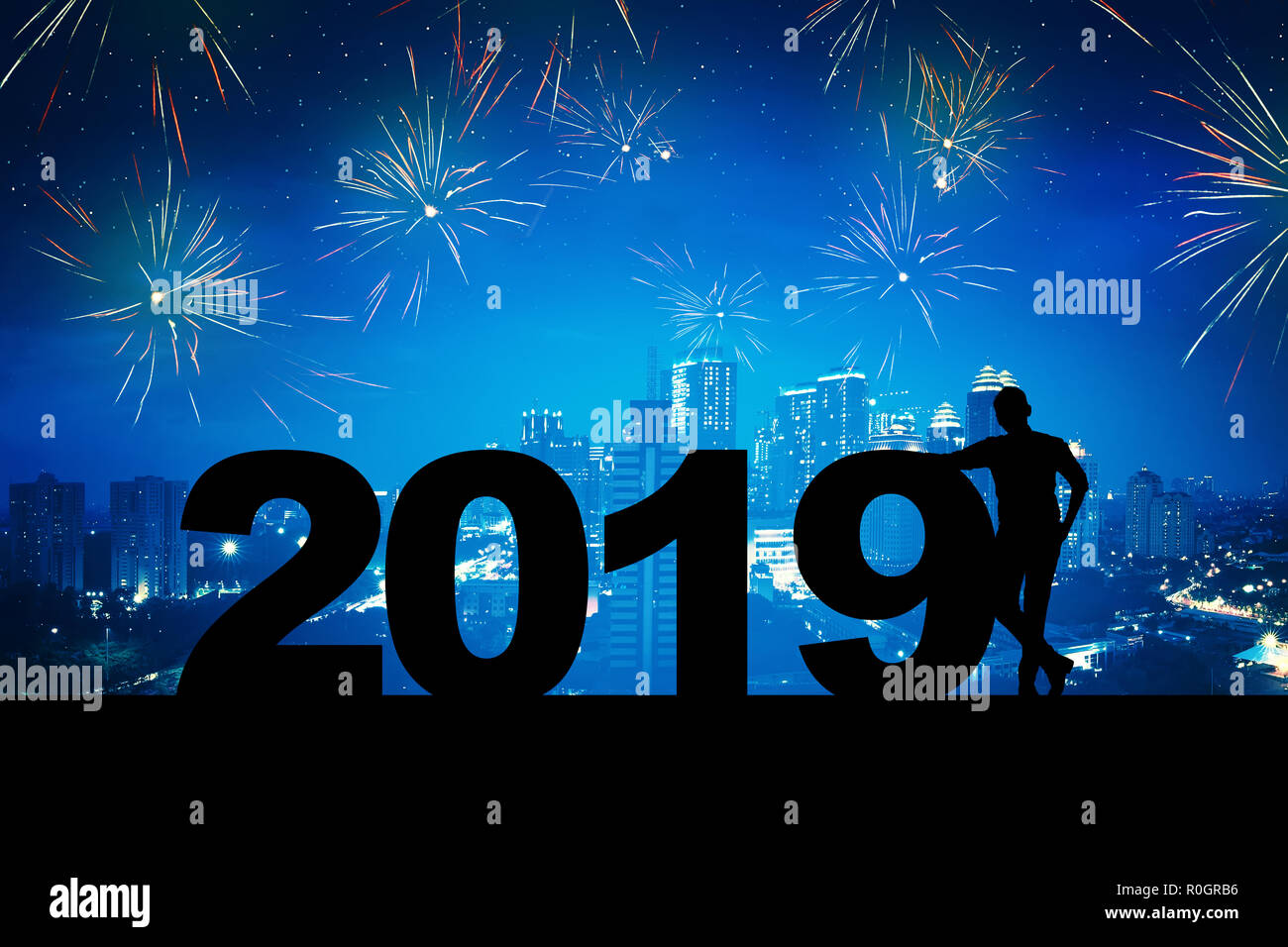Silhouette di imprenditore lean torna su 2019 con cityscape sfondo. Felice Anno Nuovo 2019 Foto Stock
