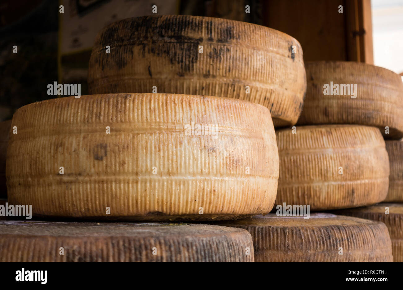 Fatti a mano di formaggio locale assortimento, su una fiera di prodotti tradizionali Foto Stock