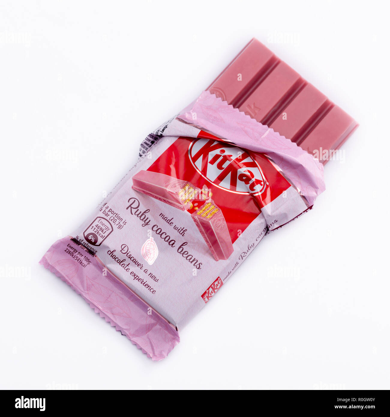 Varsavia, Polonia - 20 Ottobre 2018: KitKat Ruby Le fave di cacao, Nestlé. 4 dito Ruby barra di cioccolato. Foto Stock