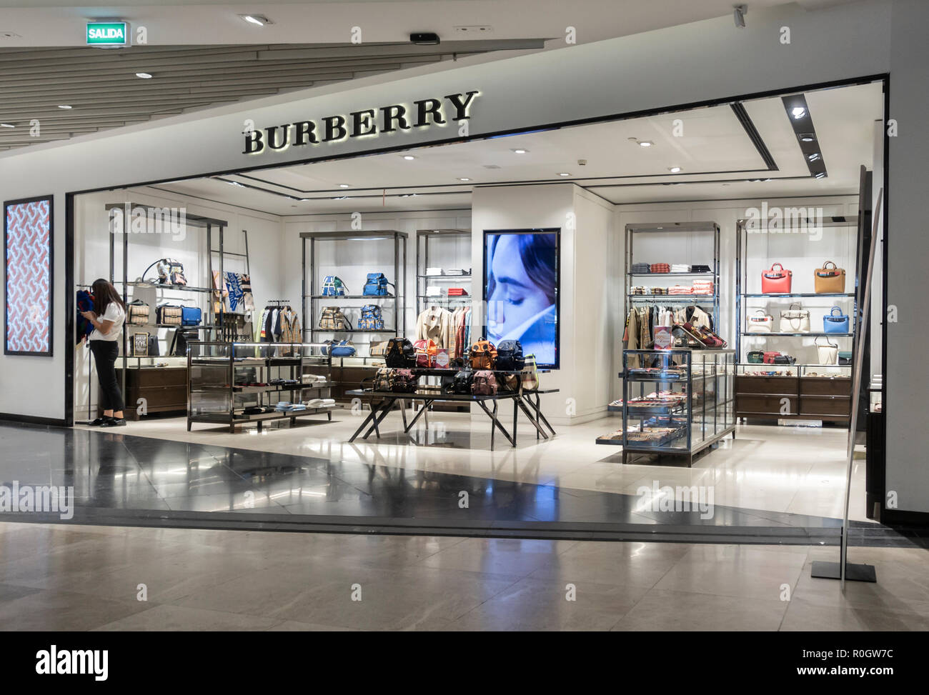 Burberry store in aeroporto Barajas di Madrid, Spagna Foto Stock