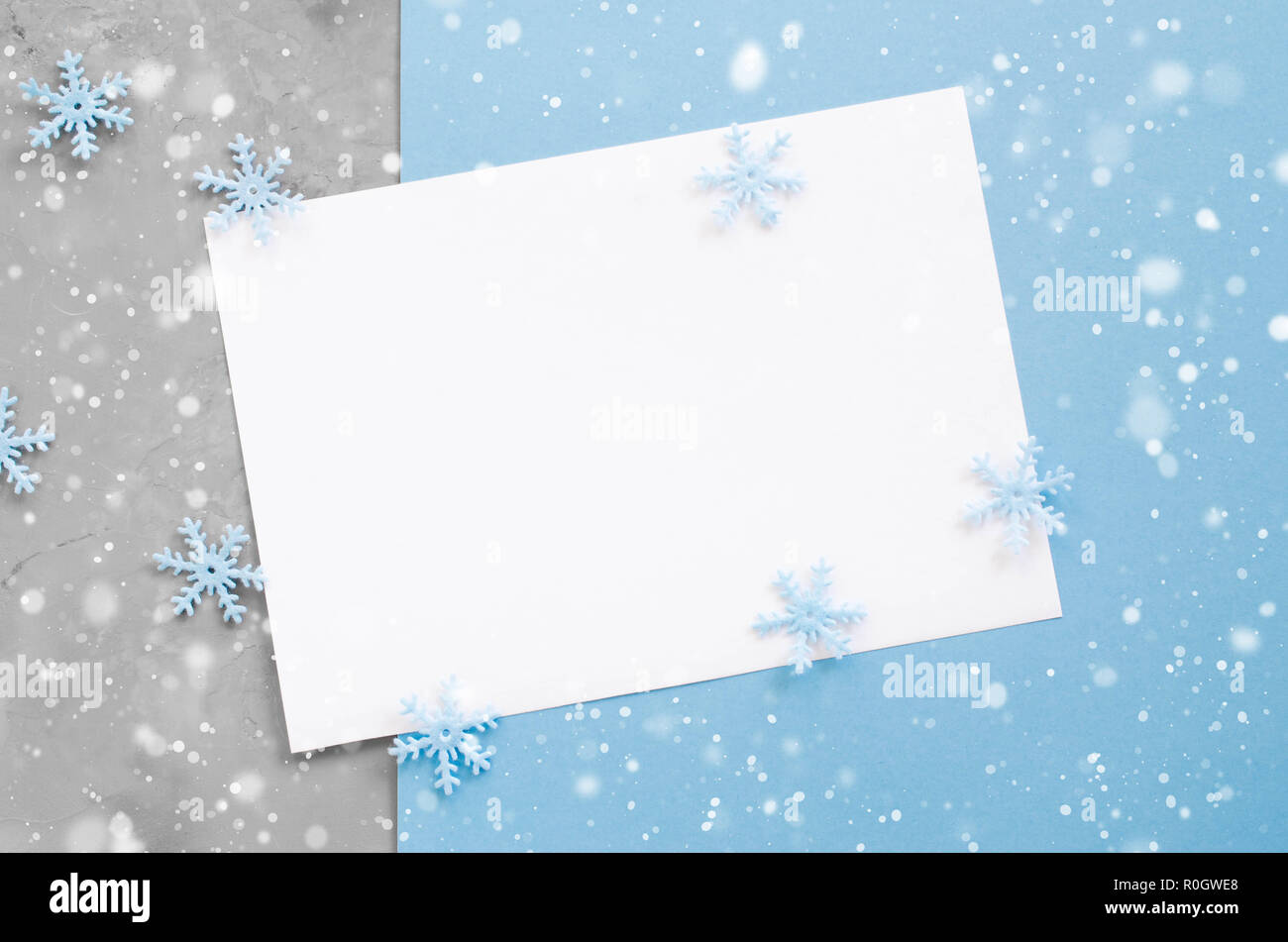 In stile minimalista Natale carta mockup con fiocchi decorativi in colore  blu. Cartolina vuota. Xmas sfondo con effetto neve. Vista da sopra con  copia spac Foto stock - Alamy