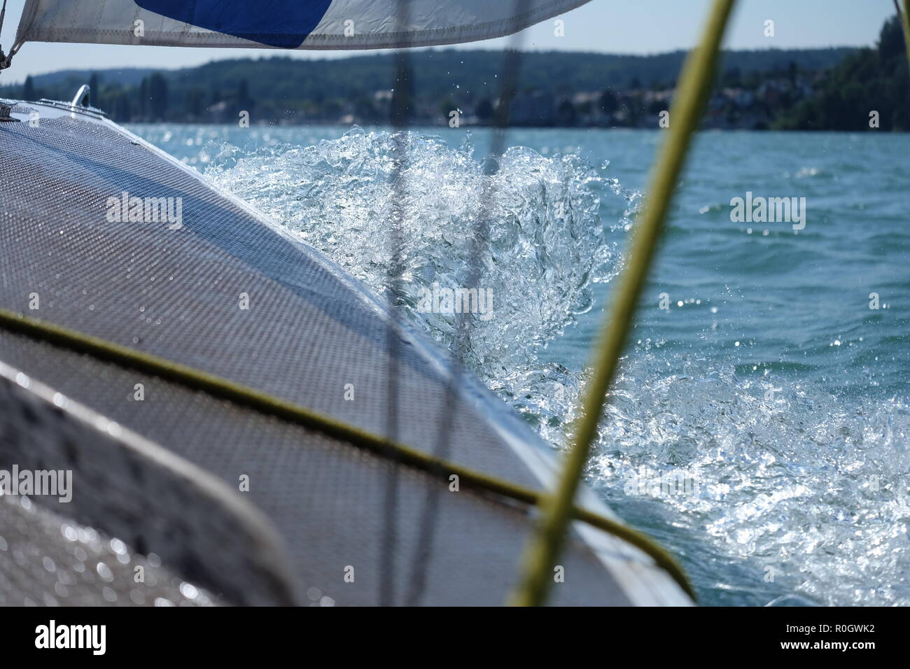 Navigando attraverso le onde sul Lago di Costanza Foto Stock