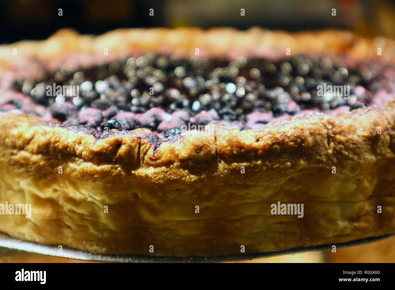Stuzzicanti Black Berry con torta croccante in una vetrina di pasticceria Foto Stock