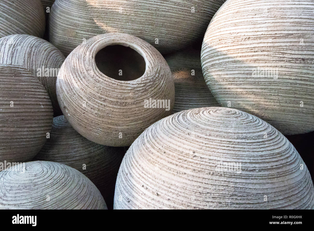 Prodotti ceramici, una pila di tondo nervato fiore di argilla vasi con foro rotondo Foto Stock