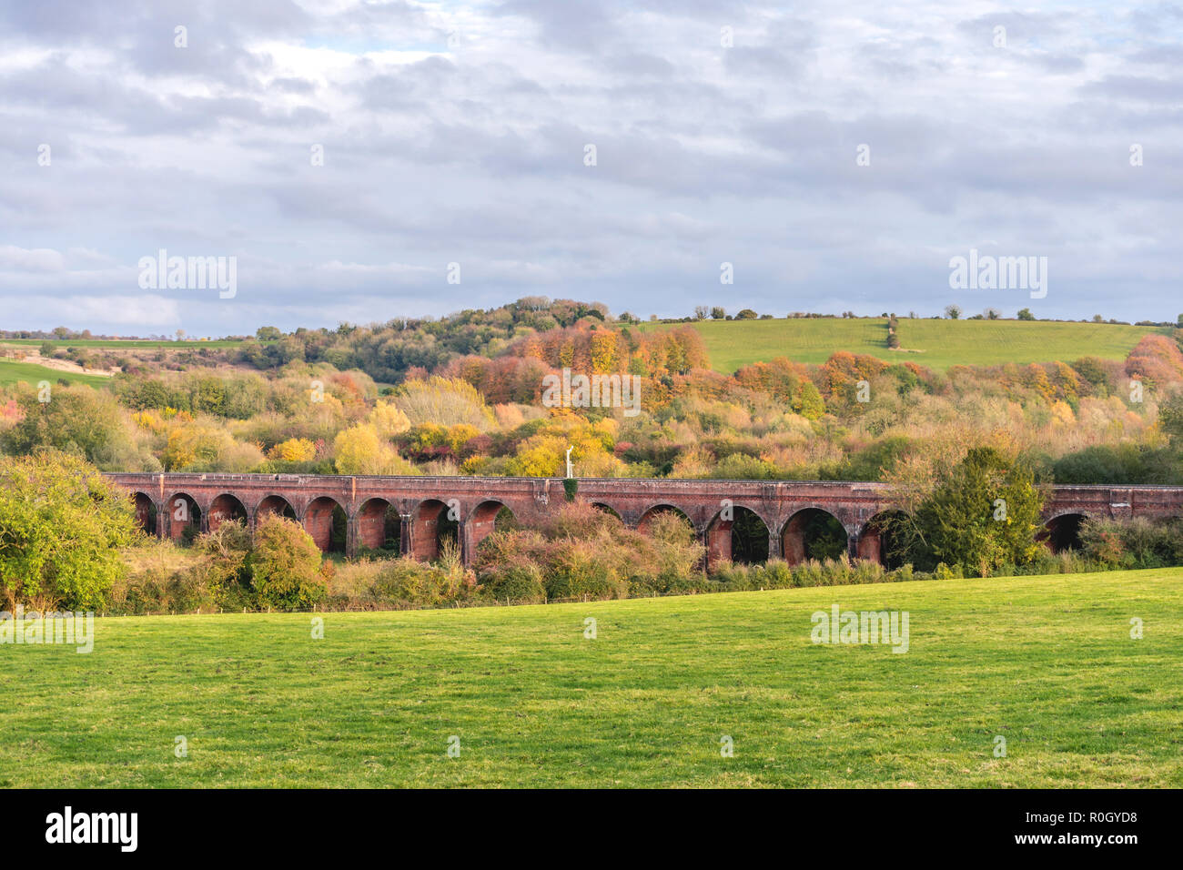 Vista panoramica durante la stagione autunnale attraverso il paesaggio di Hampshire e Hockley viadotto vicino a Winchester, Hampshire, Inghilterra, Regno Unito Foto Stock