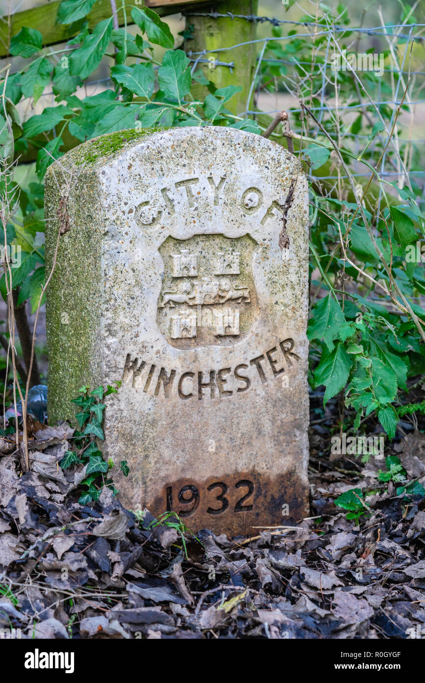 Città di Winchester segno di pietra, Hampshire, Inghilterra, Regno Unito Foto Stock