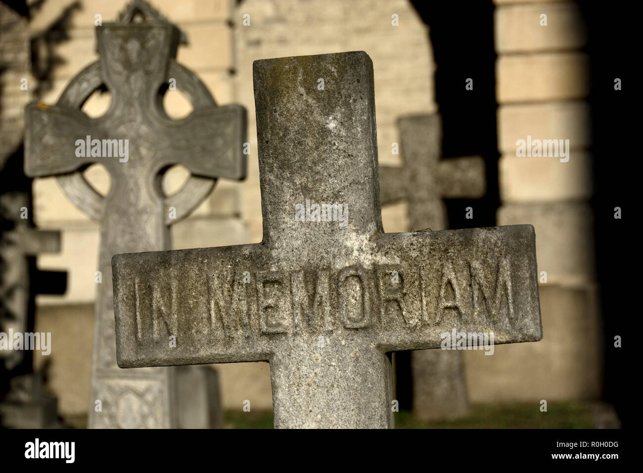 "In Memoriam' pietra tombale nel cimitero di Brompton (Kensington e Chelsea) Londra, Inghilterra, Regno Unito. Foto Stock
