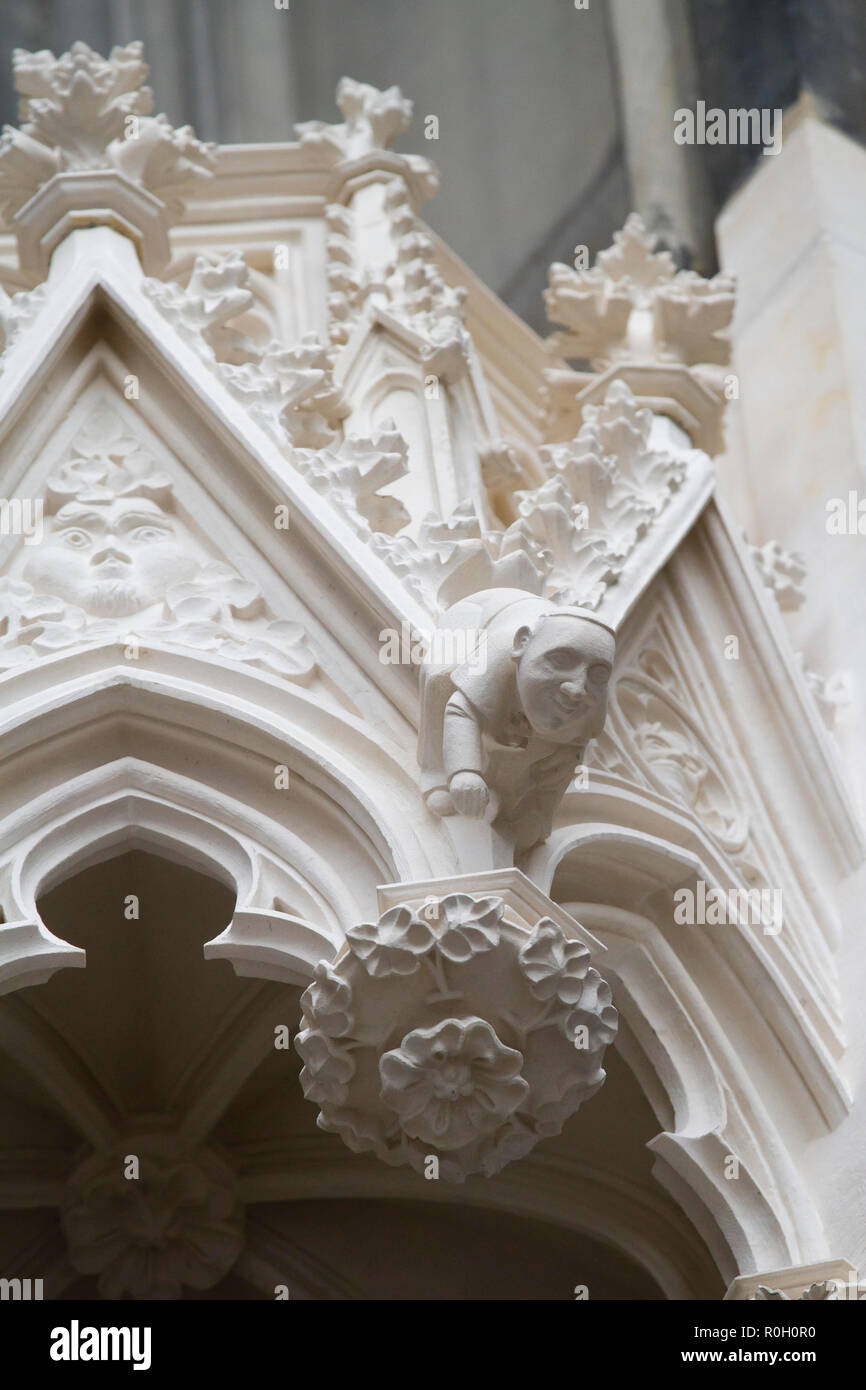 Papa Francesco come un piccolo gargoyle ornamentale su un baldacchino al portale principale della cattedrale di Colonia, Germania. Papst Franziskus als kleiner Zierwa Foto Stock