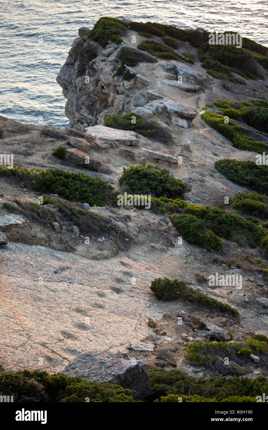 Monumento Naturale Lagosteiros dos che mostra tracce di sauropods, Cabo Espichel, Comune di Sesimbra, distretto di Setubal, regione di Lisbona, Portogallo Foto Stock