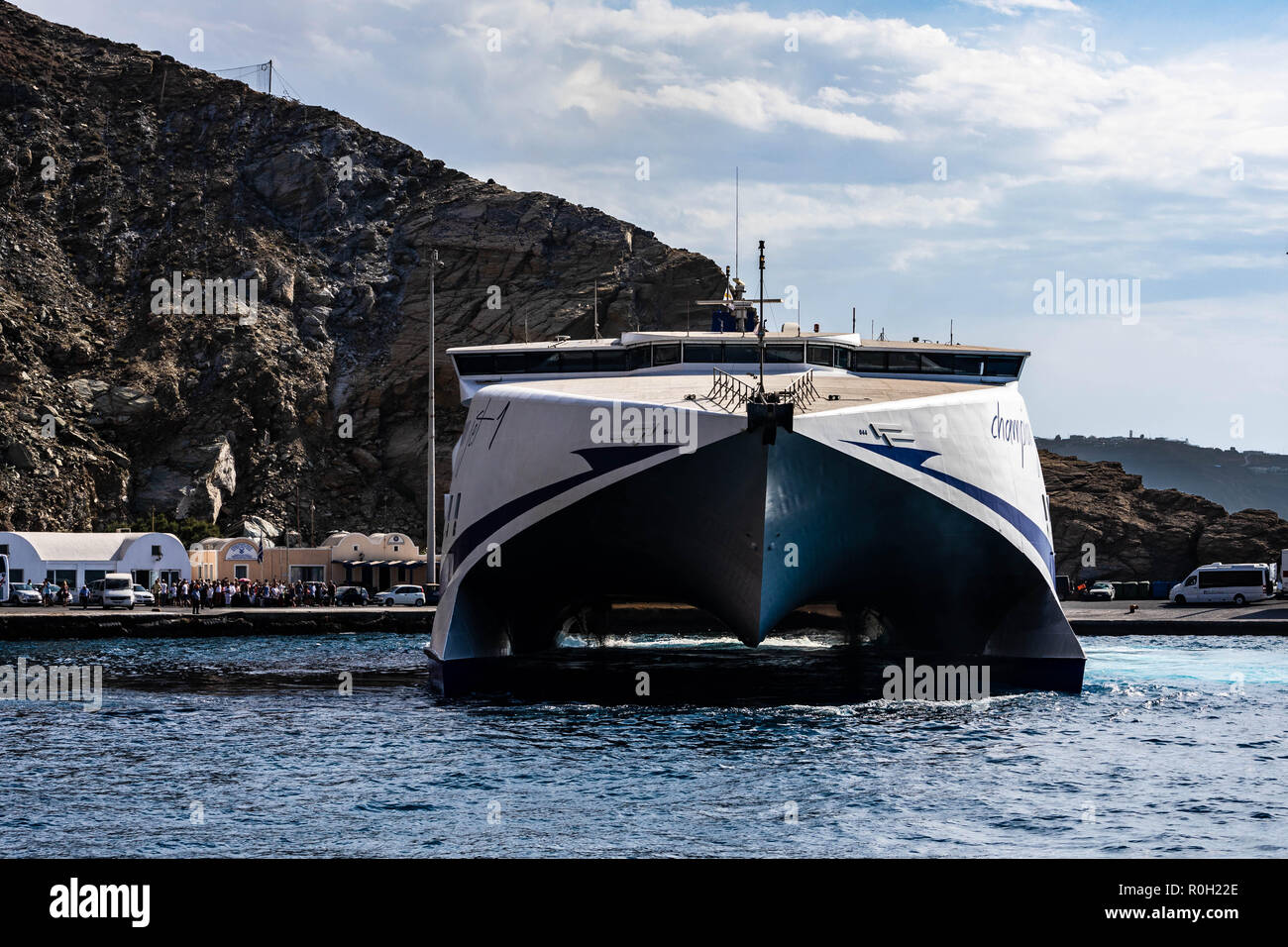 Campione Seajets Jet 1 Catamarano ormeggiata nel porto di Athinios (Αθηνιός) il principale porto di Santorini, situato a circa 10 km a sud della pro capite Foto Stock