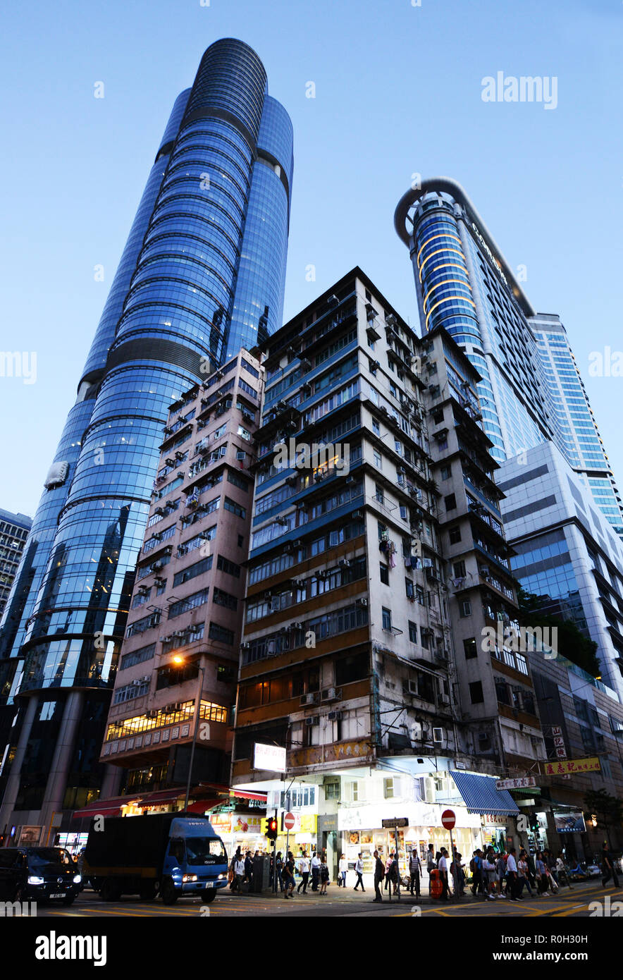 Edifici moderni lungo vecchi edifici di Mong Kok, Hong Kong. Foto Stock