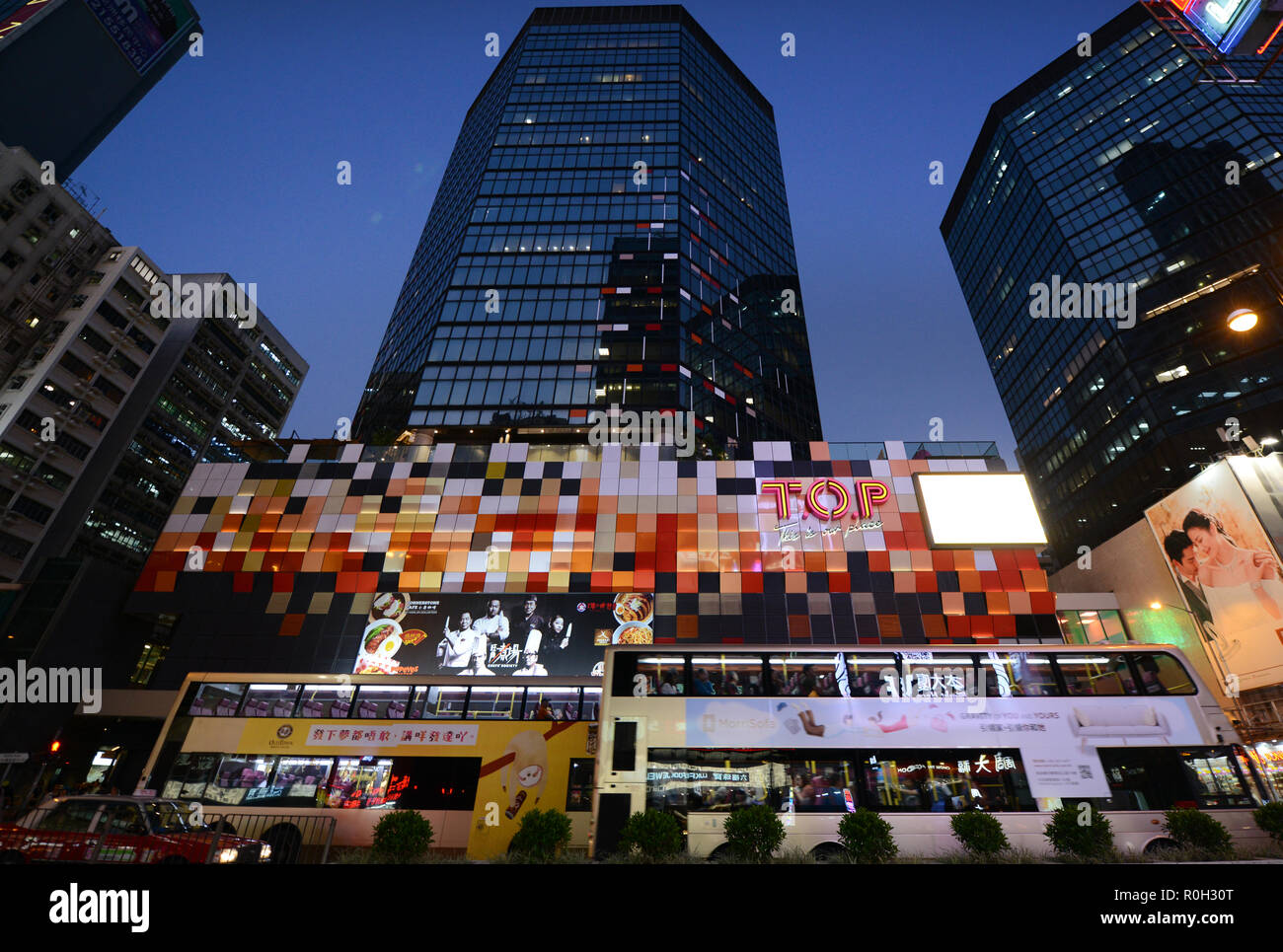 Edifici moderni e centri commerciali di Mong Kok, Hong Kong. Foto Stock