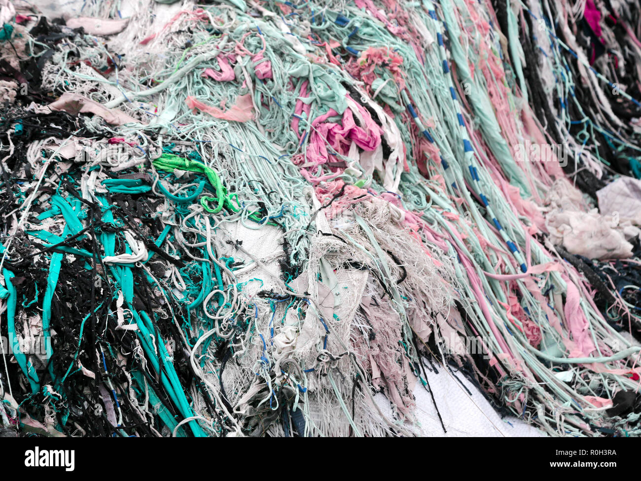 Rifiuti tessili di una delle principali fonti di inquinamento nel sud-est asiatico in paesi come il Bangladesh Foto Stock