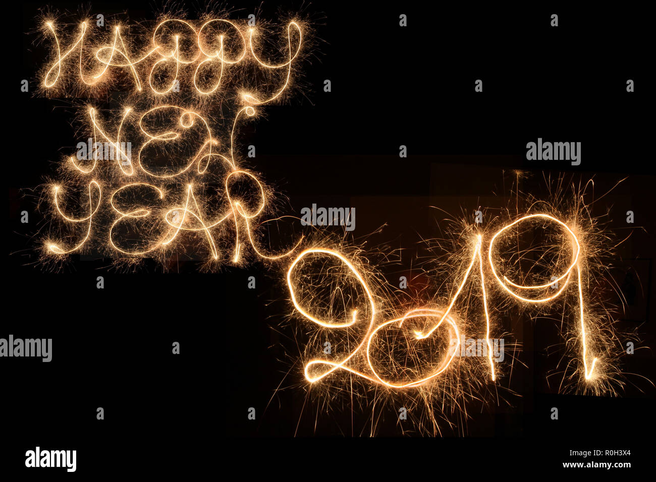 Felice Anno Nuovo scritto con botti nel cielo Foto Stock