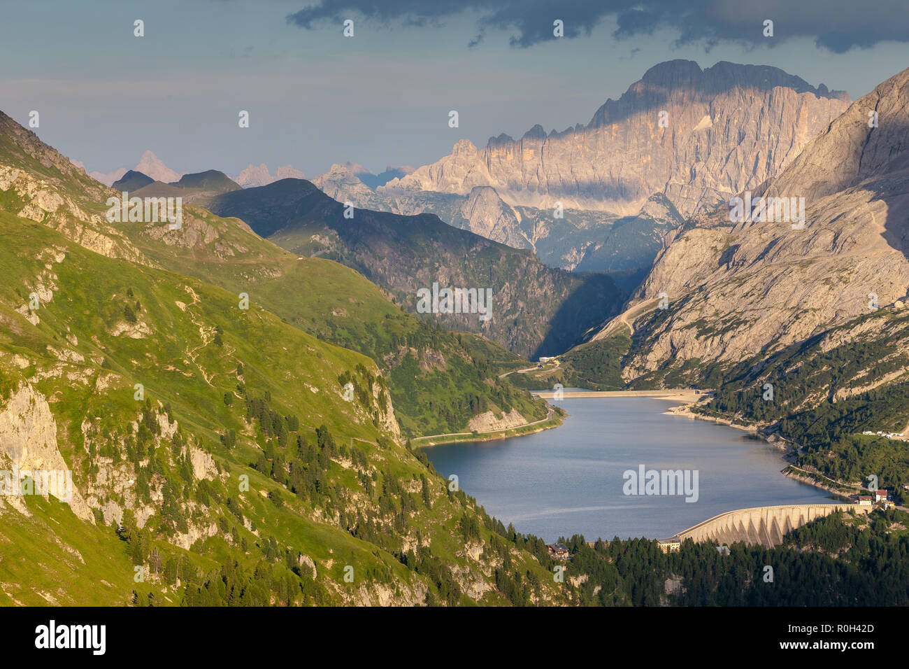Lago di Fedaia e sullo sfondo Monte Civetta. Le Dolomiti. Alpi Italiane. Europa. Foto Stock