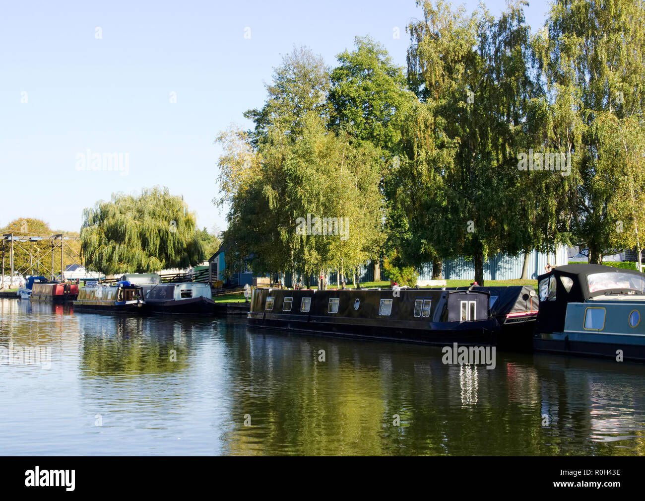 Il Great Ouse fiume che scorre attraverso la graziosa città Cattedrale di Ely, Cambridgeshire è popolare con gli appassionati di nautica e inclus abitatori. Foto Stock