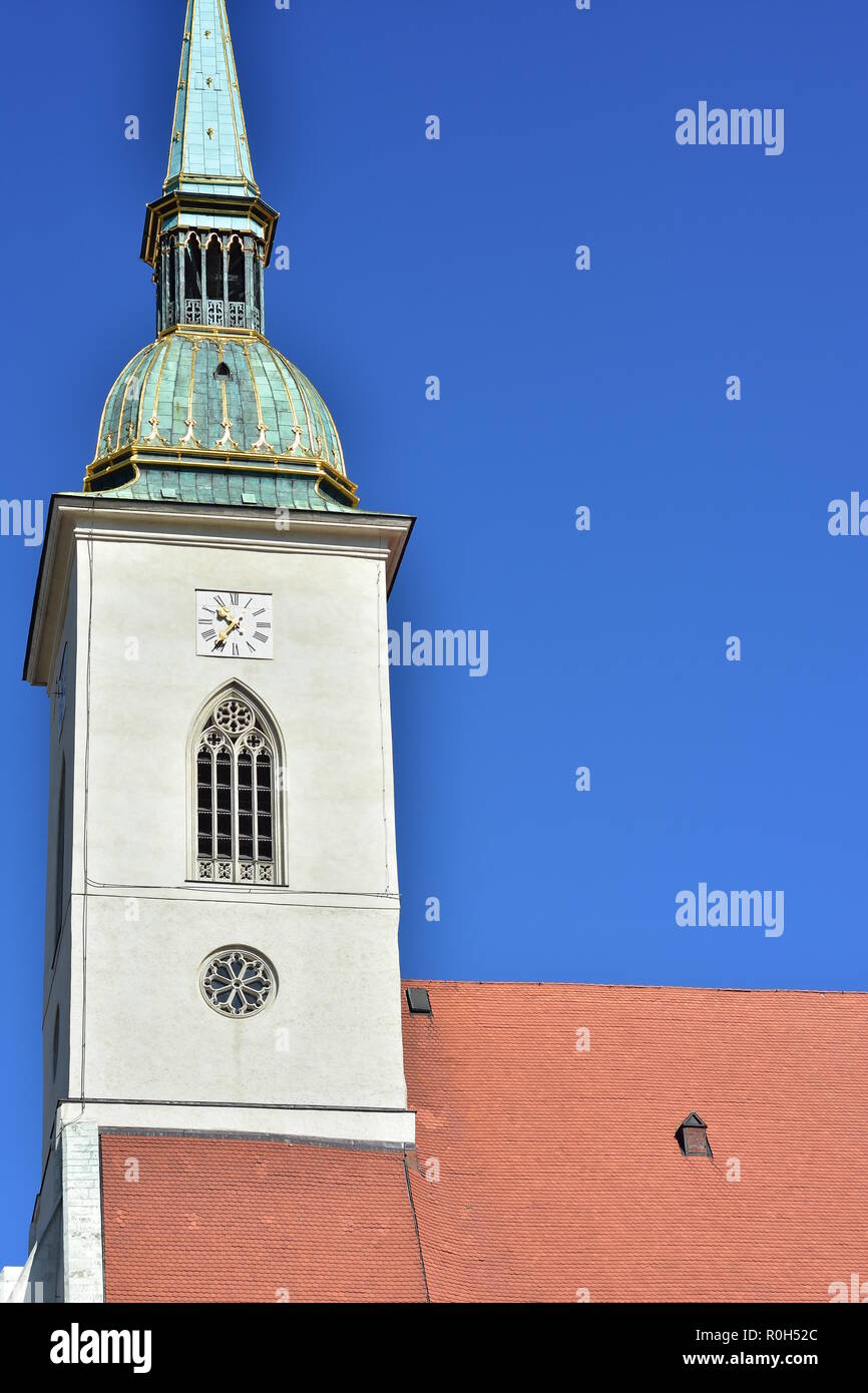 Guglia gotica di San Martino Cattedrale cattolica romana arcidiocesi di Bratislava domina lo skyline della Città Vecchia. Foto Stock