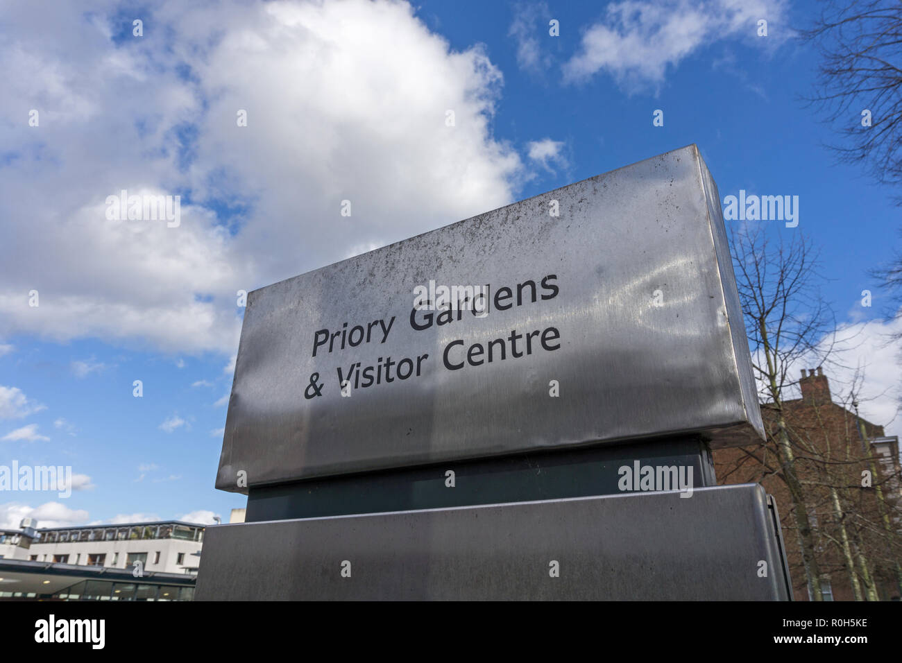 Acciaio inossidabile firmare all'entrata Priory Gardens e Visitor Center, Coventry, Regno Unito; i giardini sono sul sito della vecchia cattedrale. Foto Stock