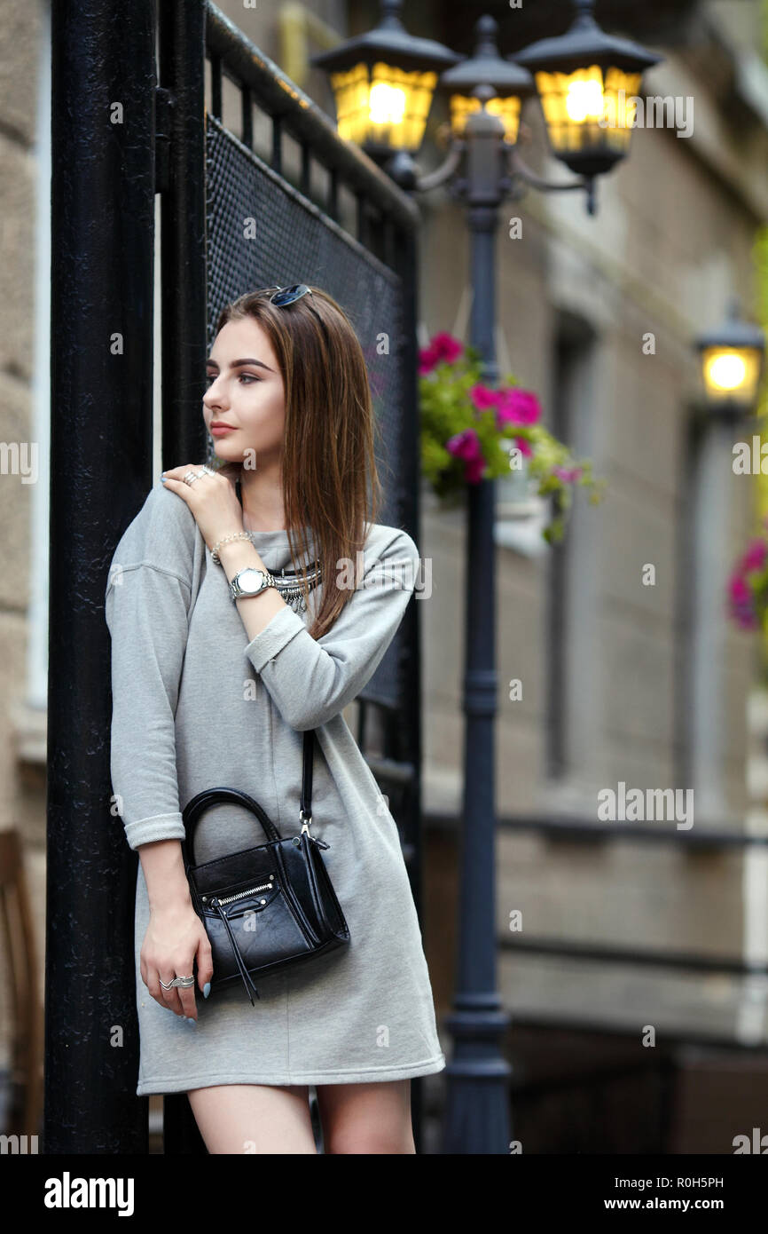 Vestito elegante. Close up nero borsa in pelle borsetta in mani di eleganti  donna d'affari. Moda ragazza sulla strada. Giornata di sole. Moda femminile  co Foto stock - Alamy