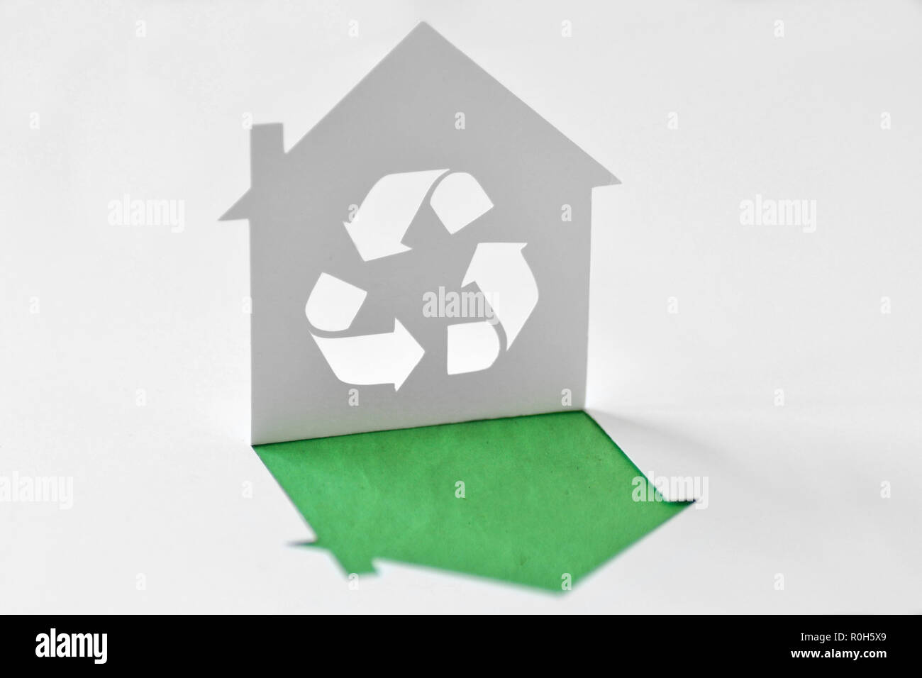 Casa di carta con il simbolo di riciclaggio - concetto di ecologia Foto Stock