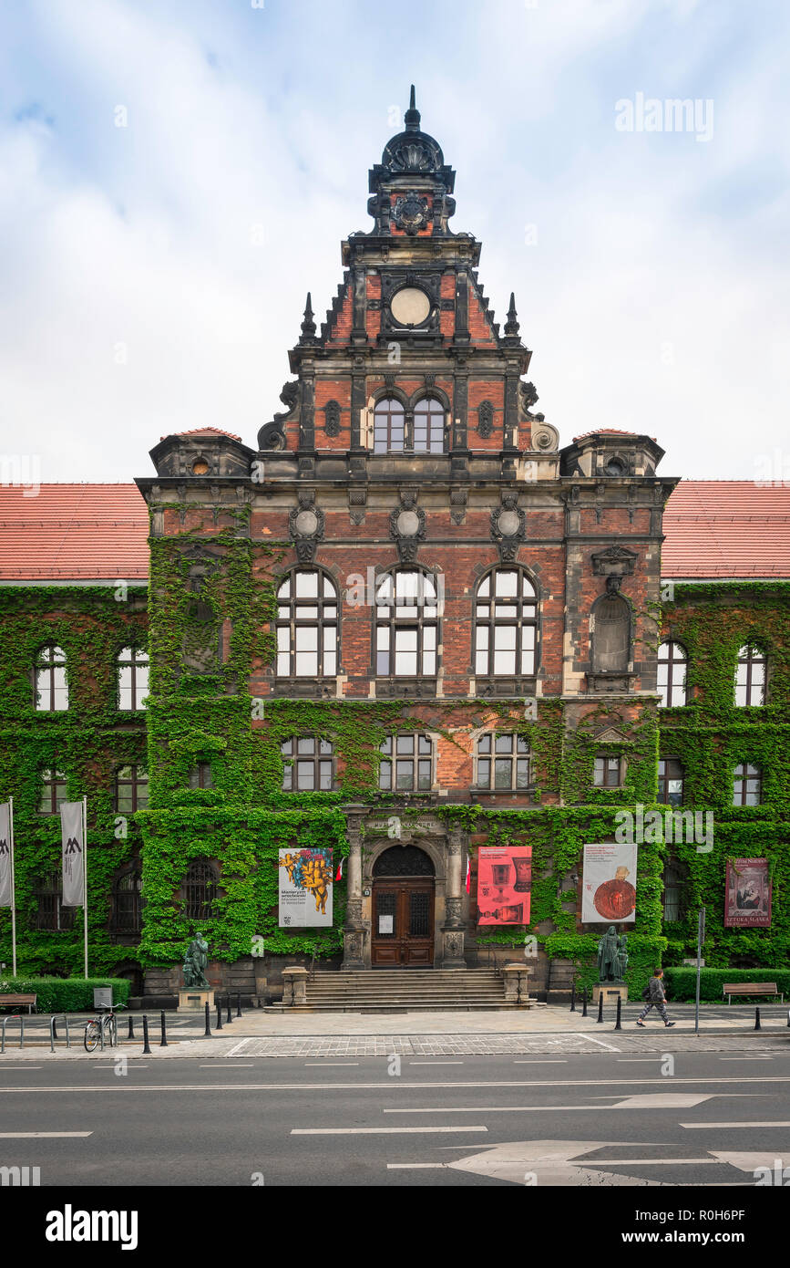 Museo di Wroclaw, vista dell'esterno dell'entrata anteriore al Museo Nazionale di Palazzo a Wroclaw in Polonia. Foto Stock