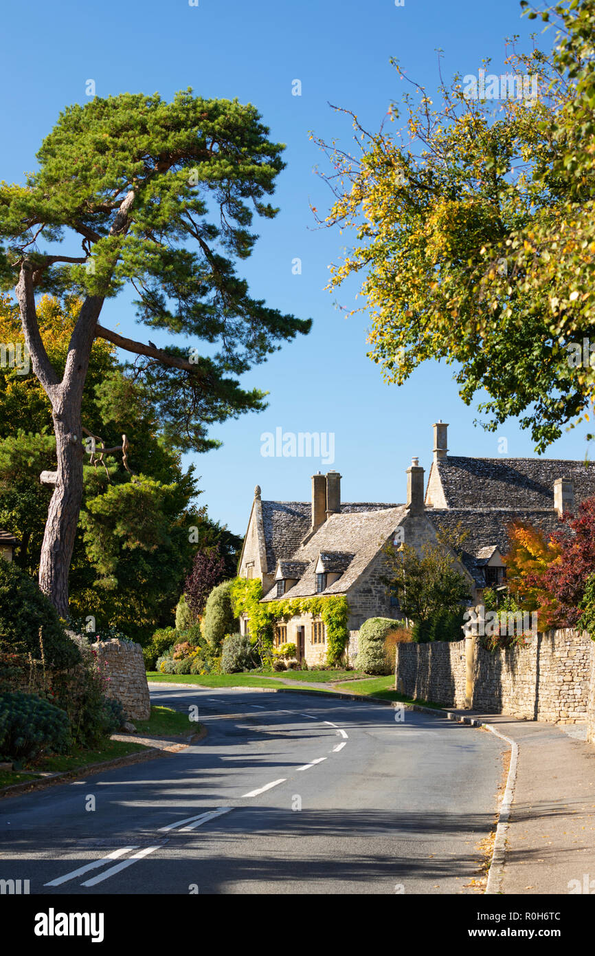 Vista del Cotswold cottage in pietra lungo Westington nel pomeriggio autunnale sunshine, Chipping Campden, Cotswolds, Gloucestershire, England, Regno Unito Foto Stock