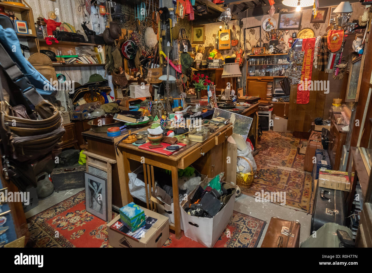 Roba vecchia per la vendita in un negozio di antiquariato Foto stock - Alamy