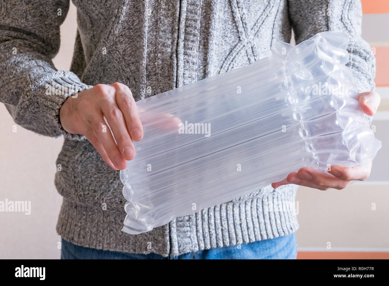 Aria traslucido imballaggio tenere mani, imballaggi in plastica Foto Stock