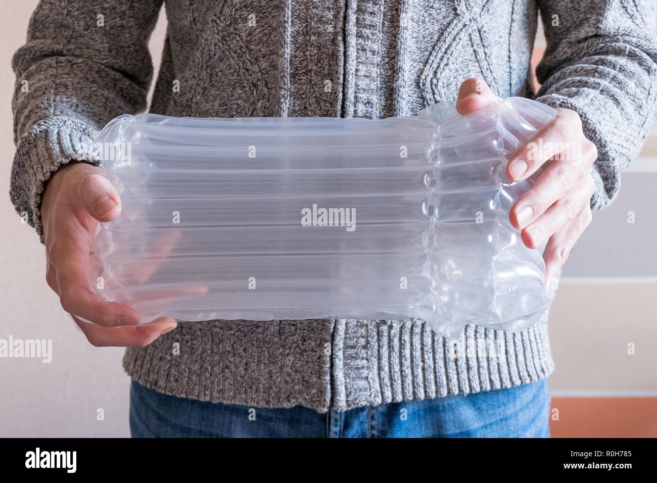 Aria traslucido imballaggio tenere mani, imballaggi in plastica Foto Stock