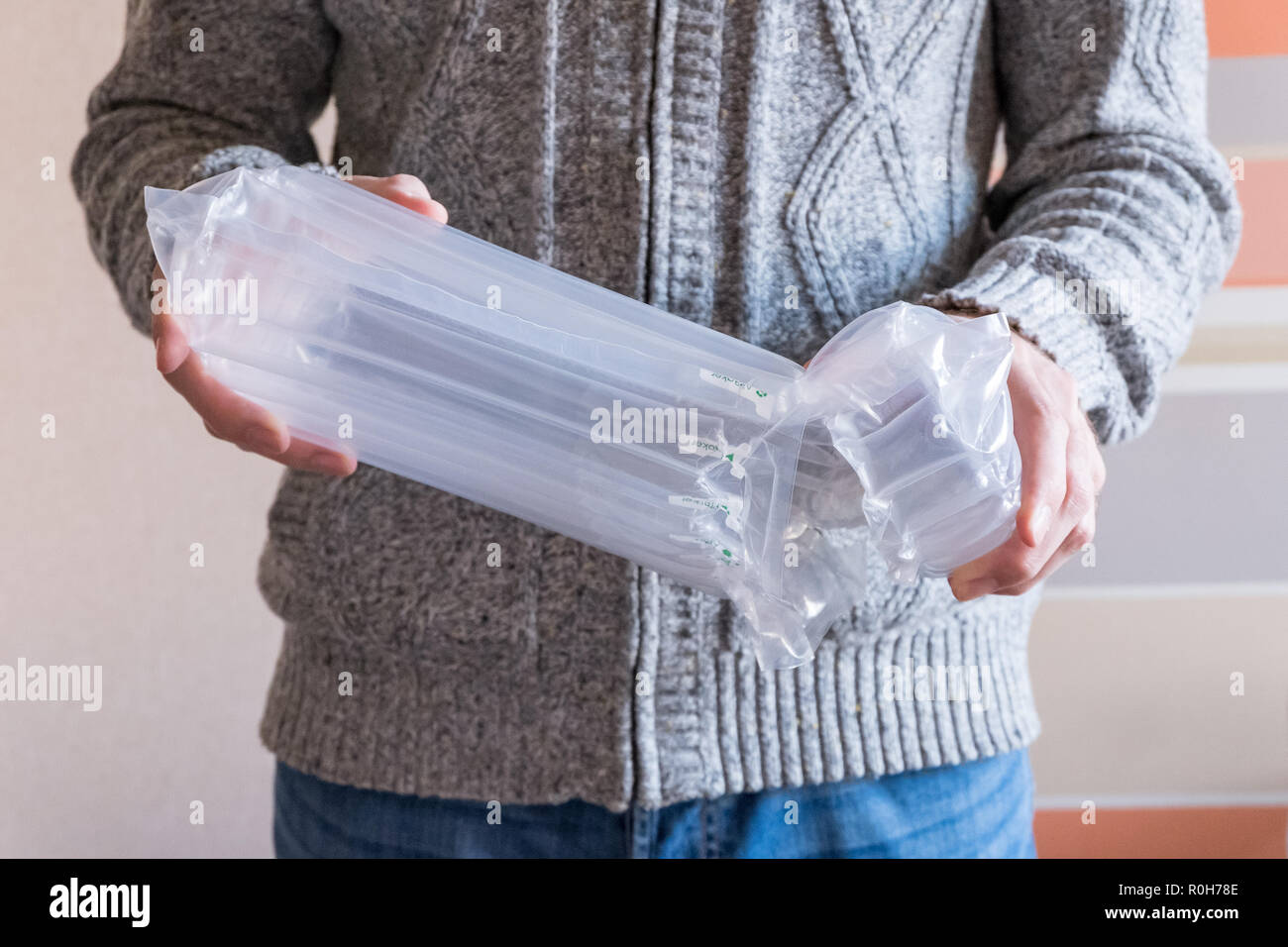 Aria traslucido imballaggio tenere mani, imballaggi in plastica Foto Stock