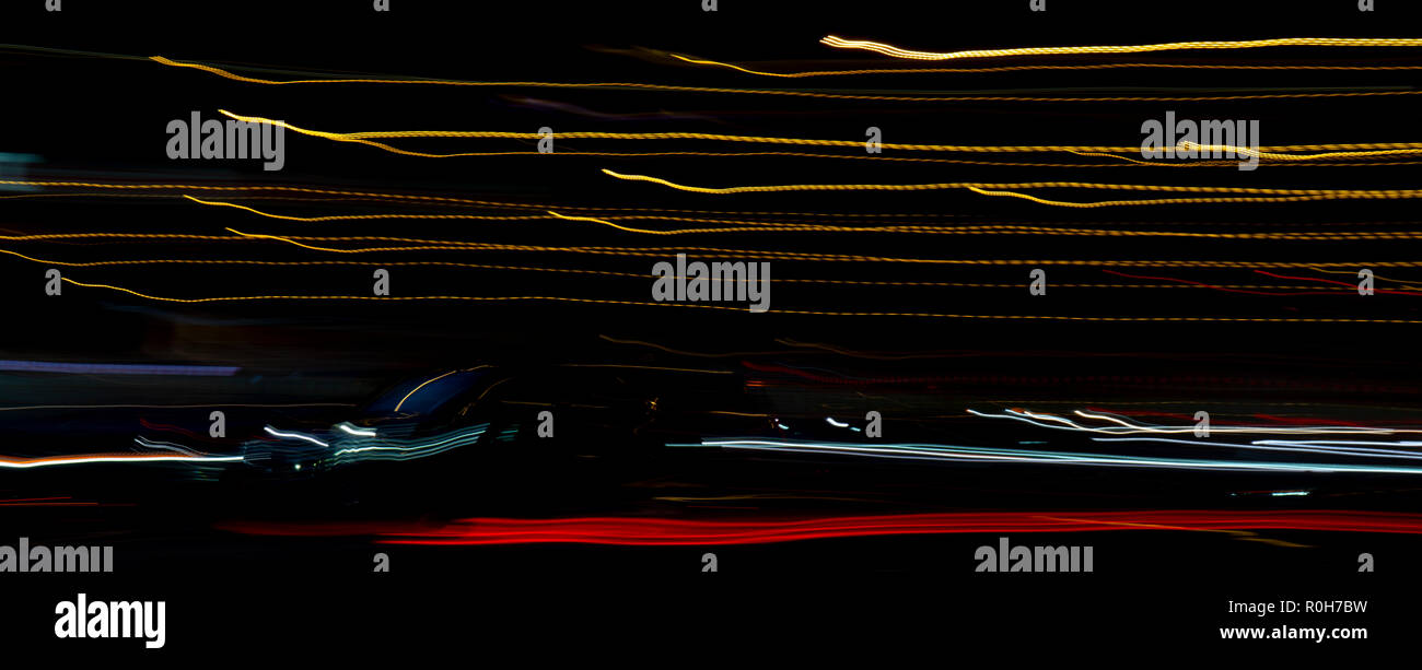 Linee di luce dei fari delle auto. Foto Stock