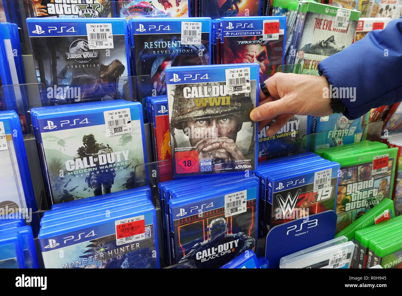 Display del negozio riempito con PlayStation 4 giochi per un home video della console di gioco Foto Stock