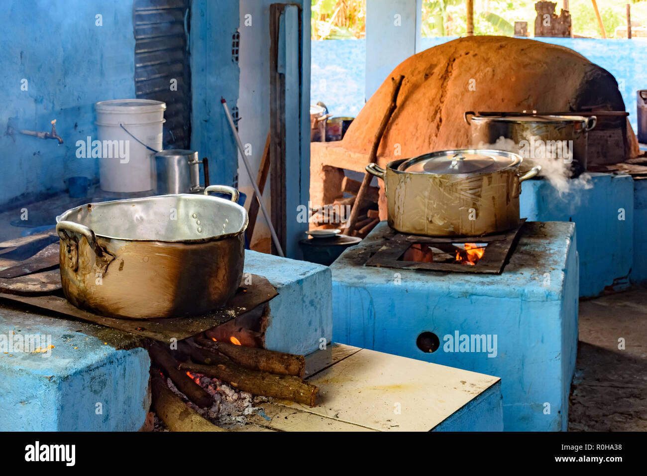 Agriturismo cucina rustica all'interno del Brasile con stufa a legna e forno di argilla preparare il cibo per essere servito Foto Stock