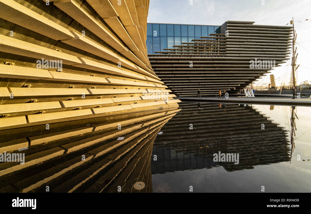 Vista esterna del nuovo V&un museo in Scozia, Regno Unito. Architetto Kengo Kuma. Foto Stock