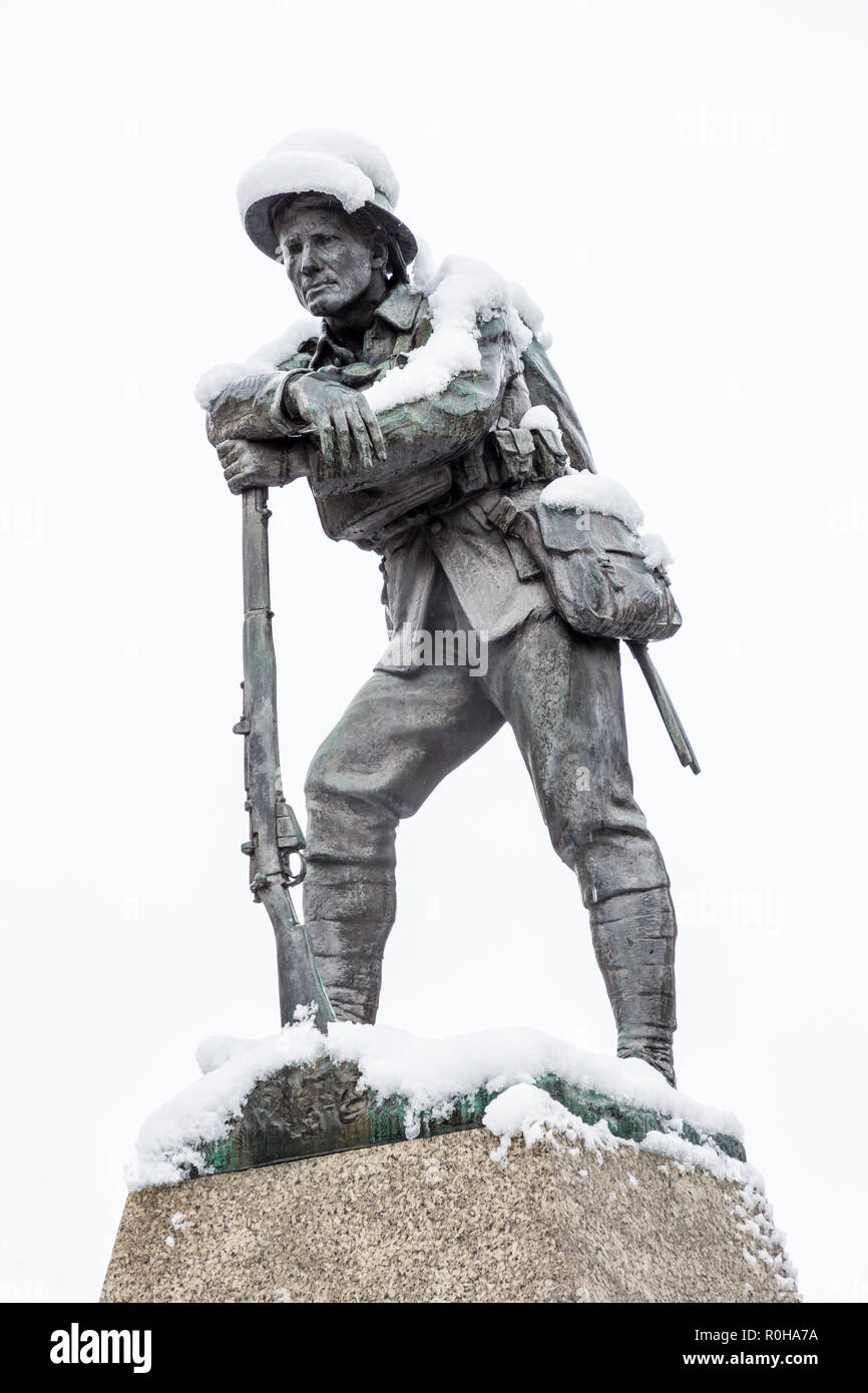 War Memorial ricoperta di neve, Abergavenny, Wales, Regno Unito Foto Stock