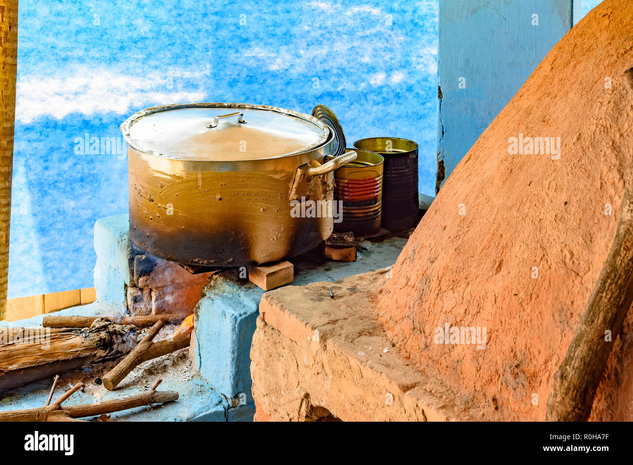 Cucina rustica dettaglio all'interno del Brasile con stufa a legna e forno di argilla preparare il cibo per essere servito Foto Stock